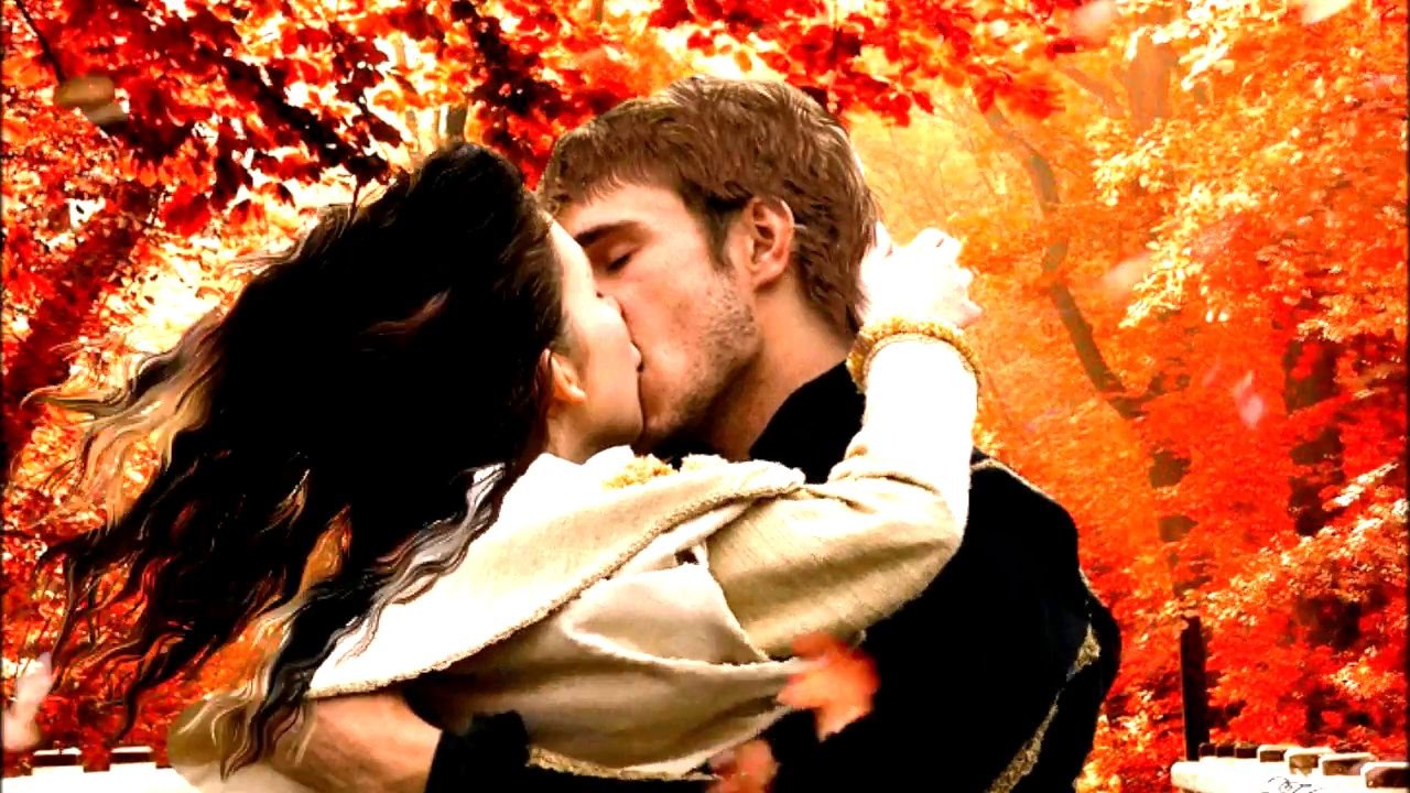 День послевкусье любви а ночь. Поцелуй осенью. Осенняя любовь. Осень объятия. Мужчина и женщина осень любовь.