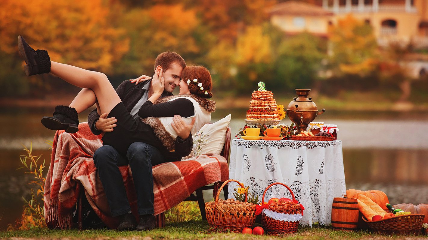 Пикник пары. Осенняя фотосессия. Тематические фотосессии на природе. Свадебная фотосессия пикник на природе. Осенний пикник фотосессия.