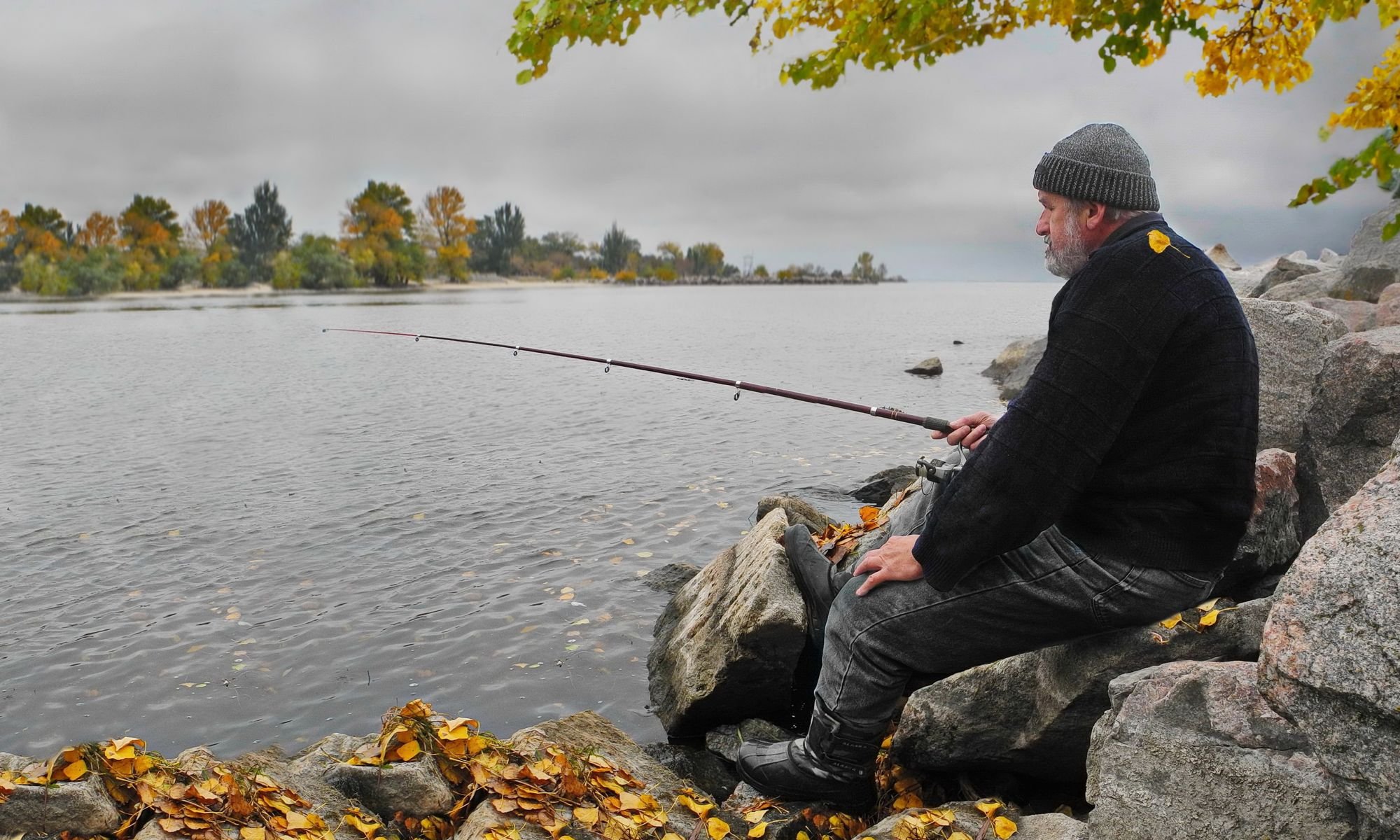 Много клева. Осенняя рыбалка. Осень рыбалка. Рыбалка осенью. Рыбак осенью.