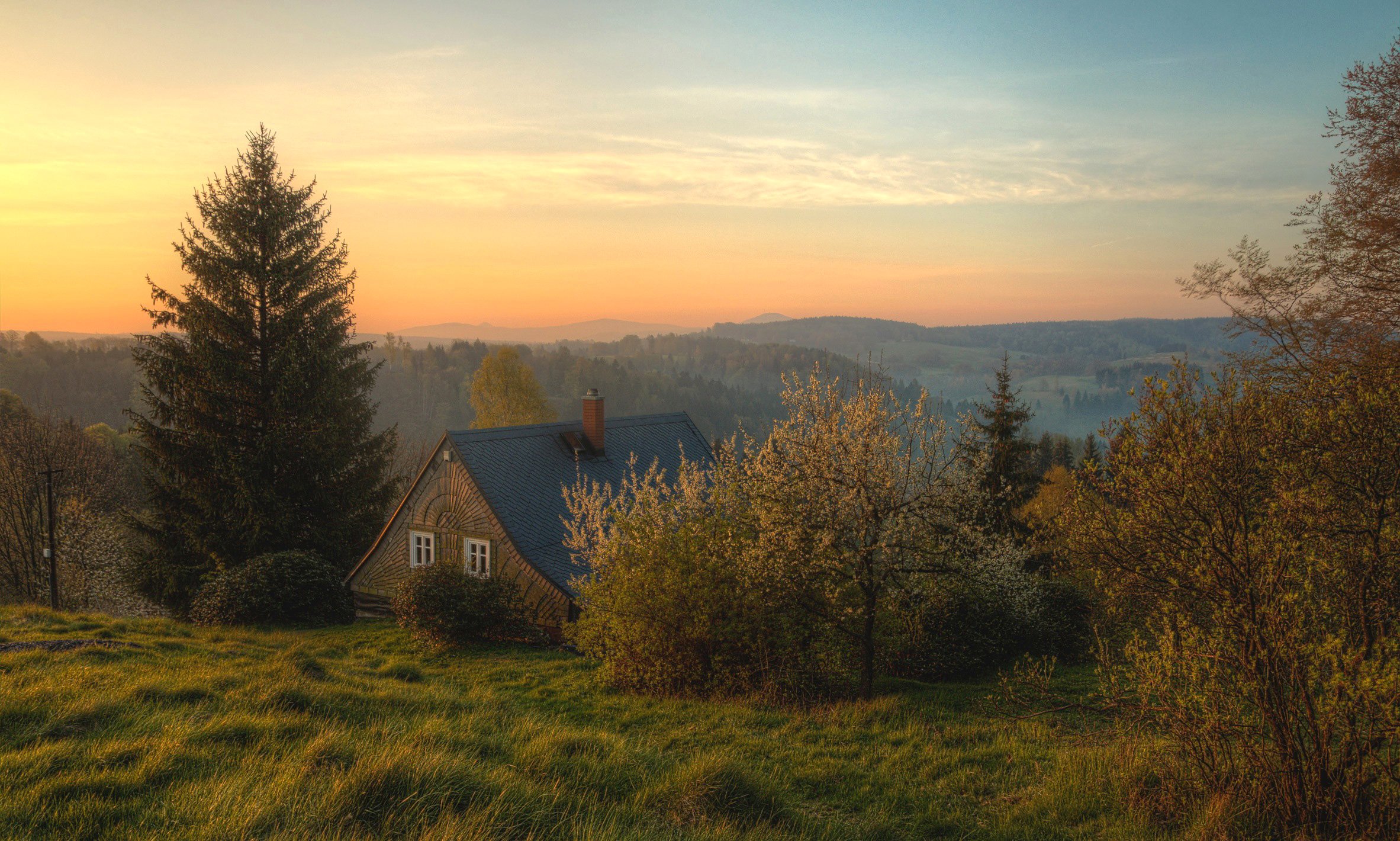 Одинокий холм. Швейцария одинокий дом. "Домик на Холме" Аше. Деревенский пейзаж. Одинокий домик.