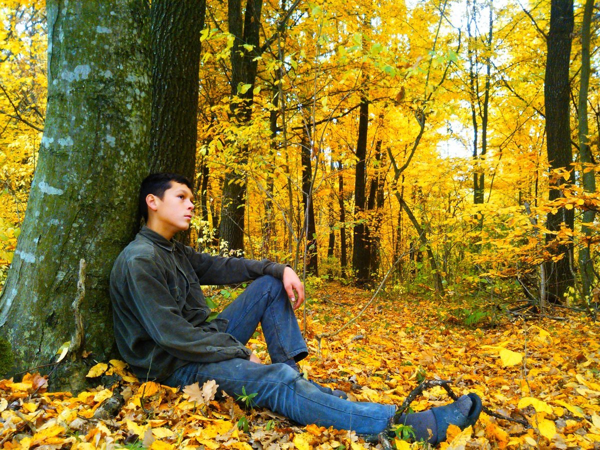 Главная роль осень. Осень люди. Мужчина осень. Люди осенью. Мужчина в осеннем лесу.