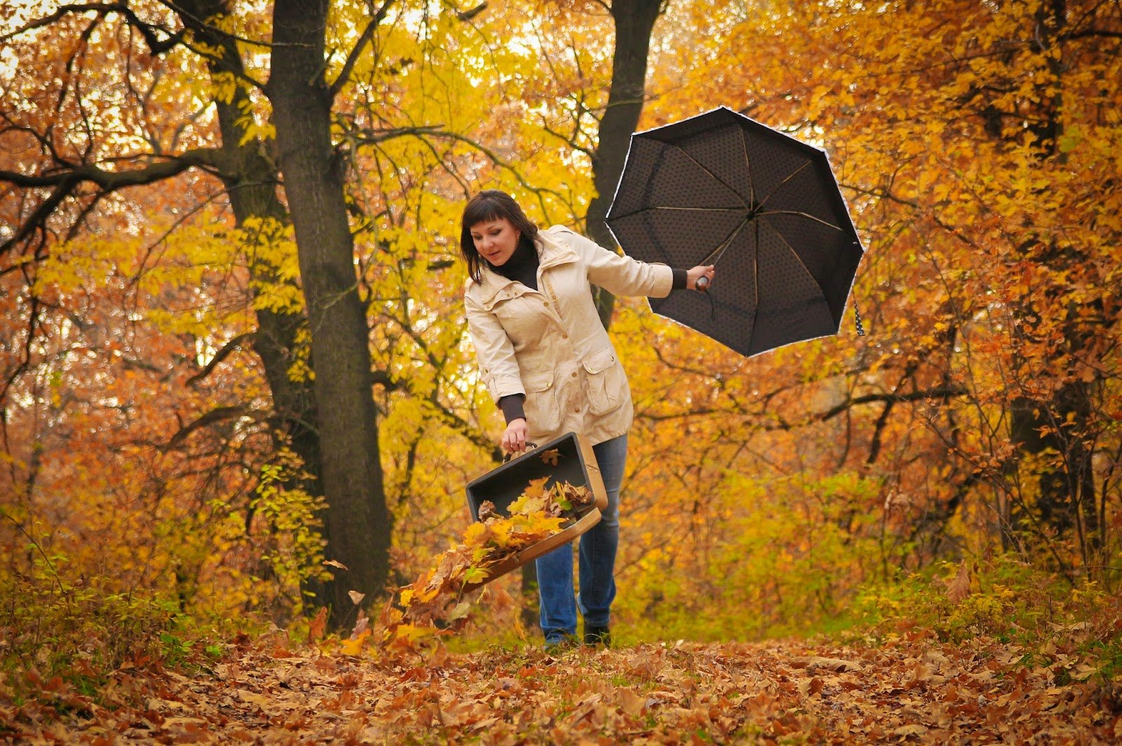 Гулял октябрь. Осень люди. Осенняя фотосессия. Прогулка в осеннем парке. Девушка с зонтом осень.