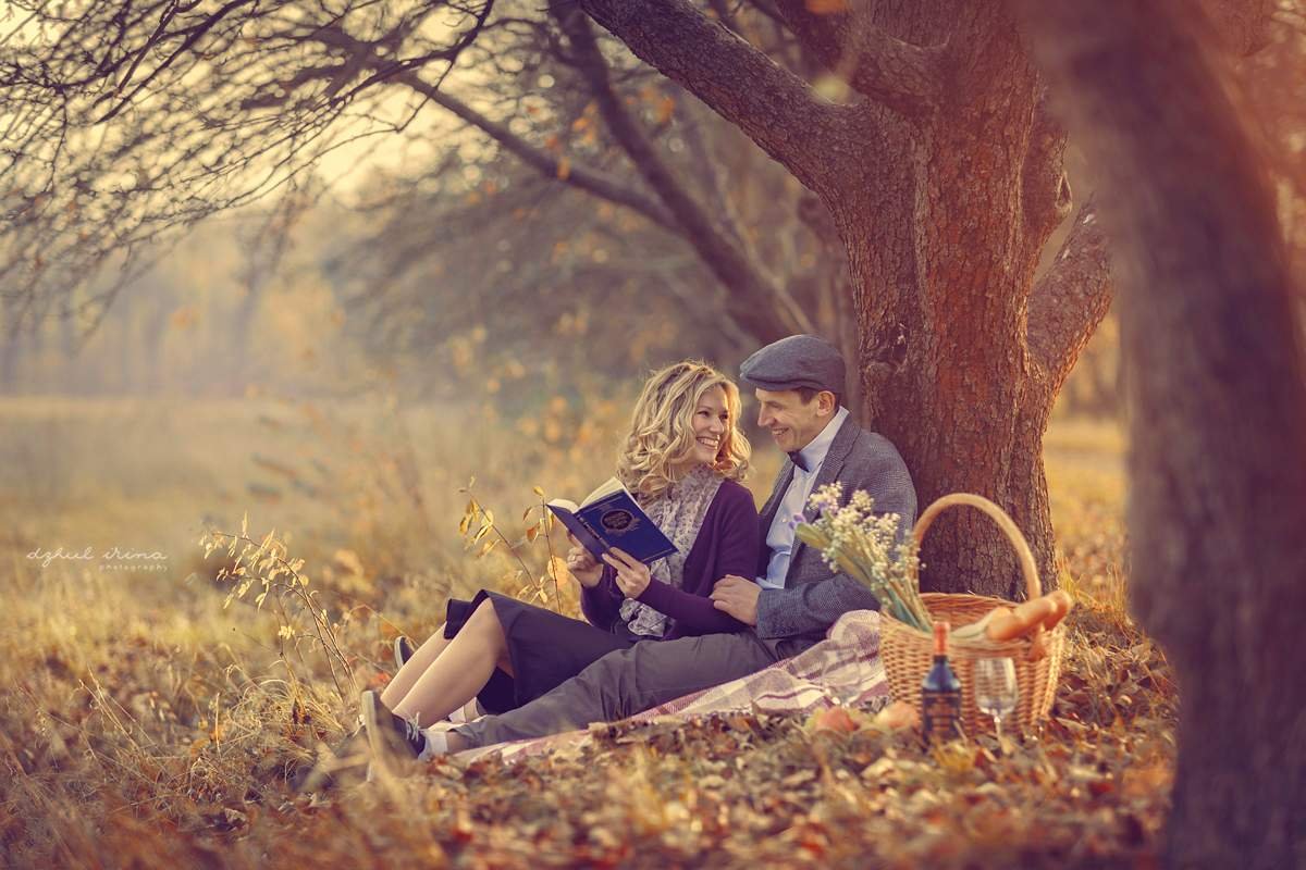 На природе с любимым человеком. Влюбленные под деревом. Осенняя фотосессия для двоих. Влюбленные на природе. Осень любовь.