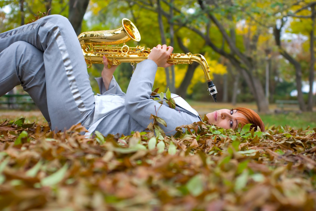 Саксофон осень. Осенний блюз саксофон. Осенний джаз. Саксофонист осень.
