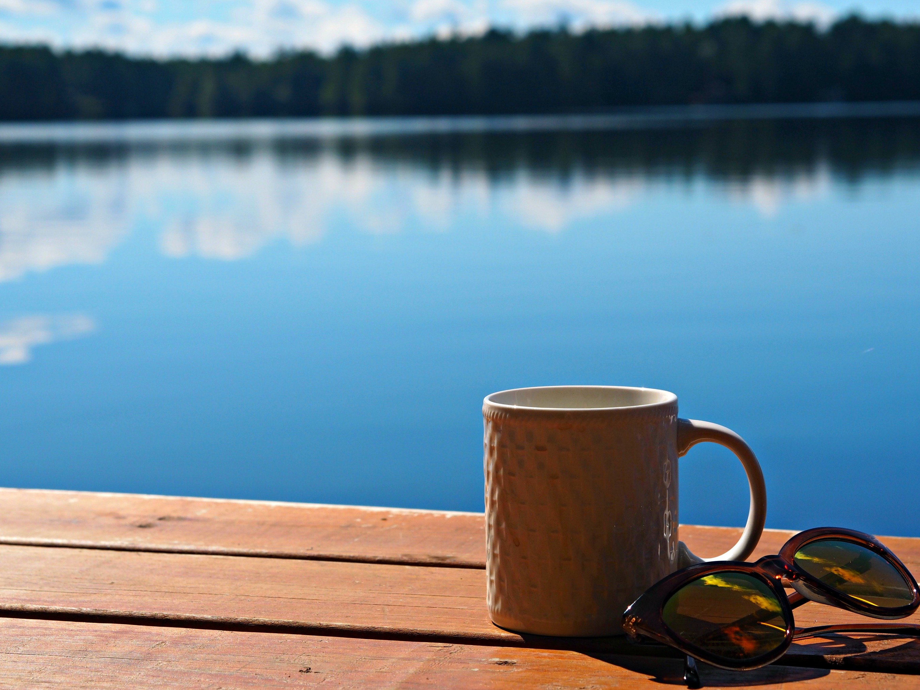 Morning. Кружка чая на природе. Кружка кофе на природе. Утренний кофе на природе. Чашечка кофе на природе.