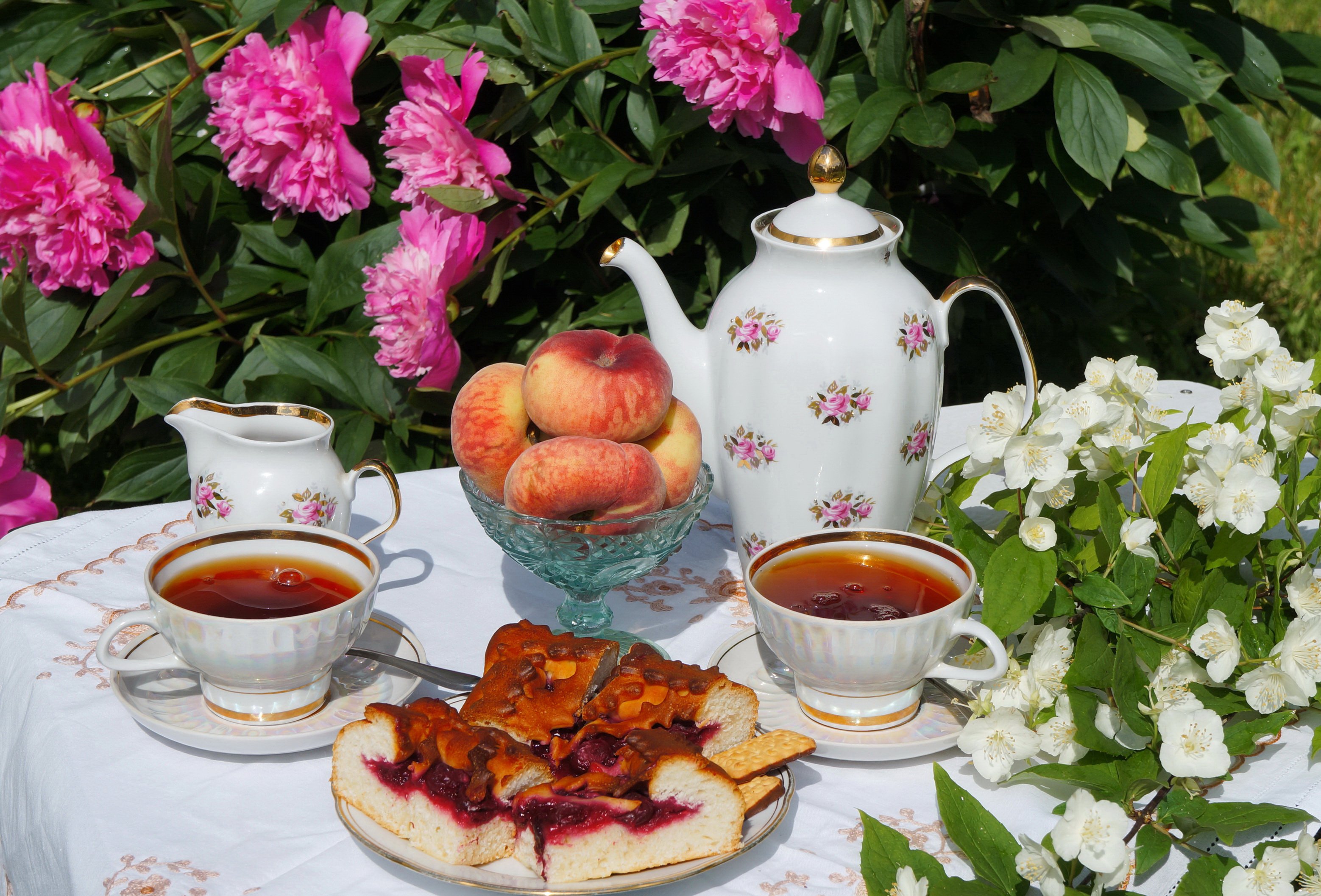 Красивое чаепитие картинки. Чаепитие на природе. Завтрак с цветами. Чай на природе. Утренний чай.