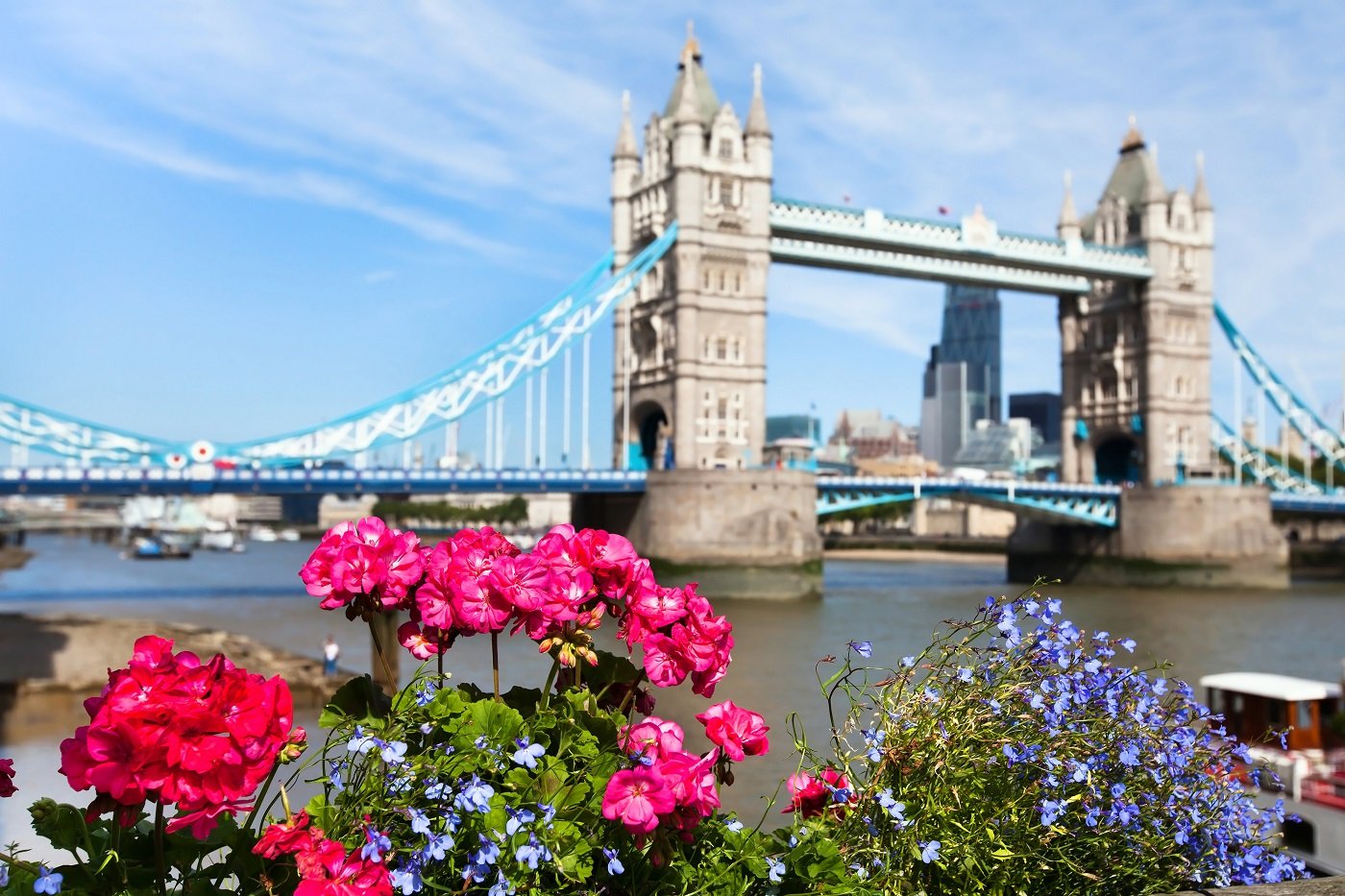 Лондон в июле. Тауэрский мост в цветах. Лондонский Тауэр цветы.