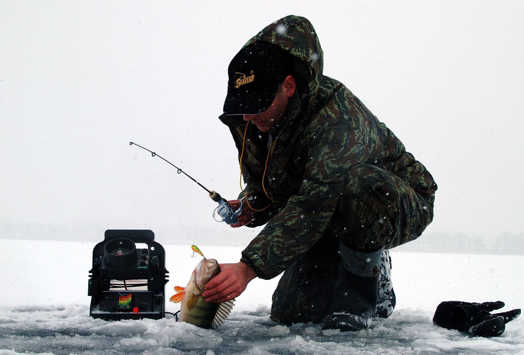 Где зимой ловят рыбу. Зимняя рыбалка. Рыбалка на льду. Подледная рыбалка. Рыбак зимой.