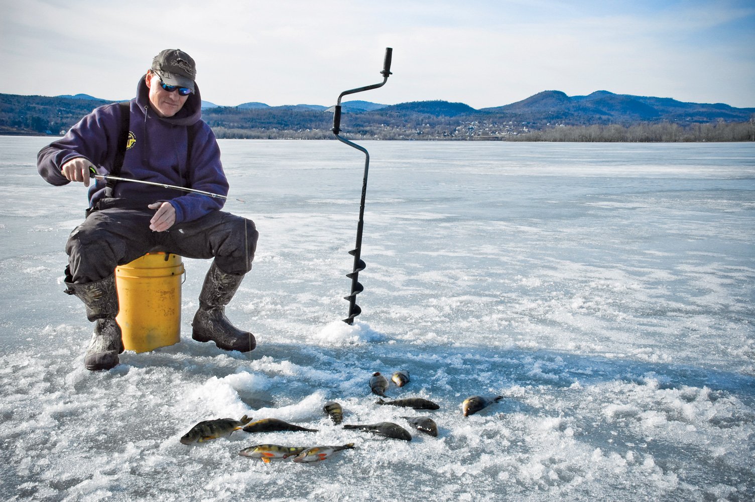 Подледный лов рыбы. Зимняя рыбалка. Зимний Рыбак. Подледная рыбалка. Рыбаки на льду.