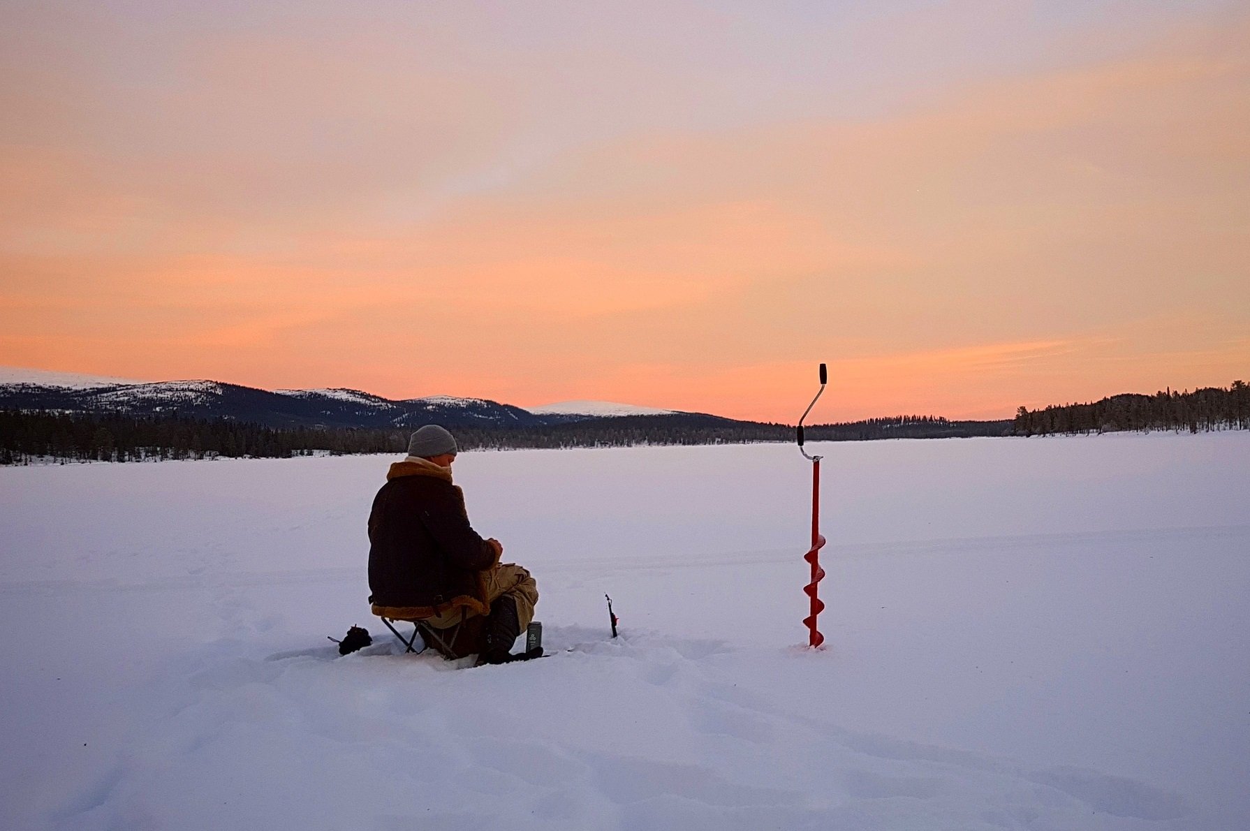 Подледная рыбалка на Байкале. Стол для зимней рыбалки. Февральские финские озера. Силуэт рыбака зимой. Игры русской зимней рыбалки