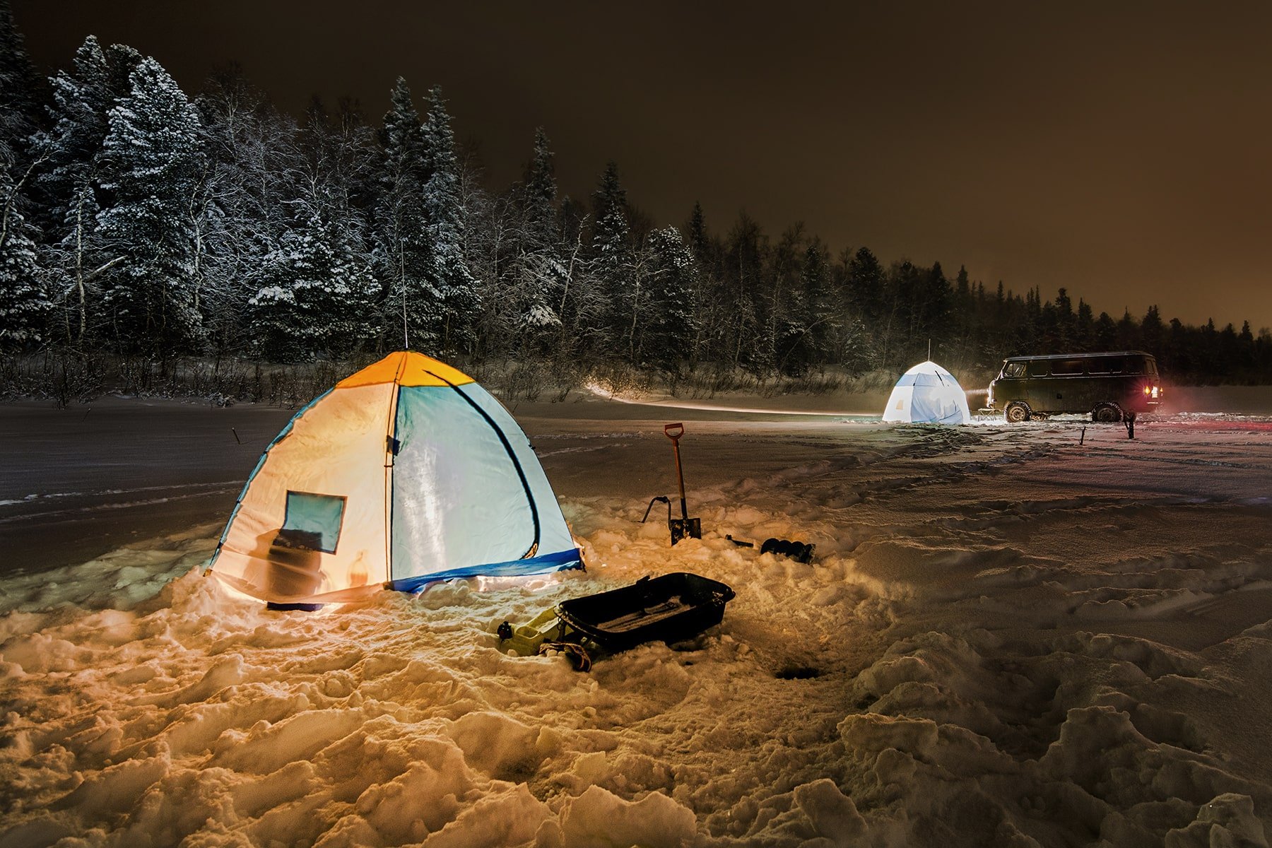 Ловля в палатке. Палатка зимой. Зимняя палатка. Палатка на льду. Ночная зимняя рыбалка.