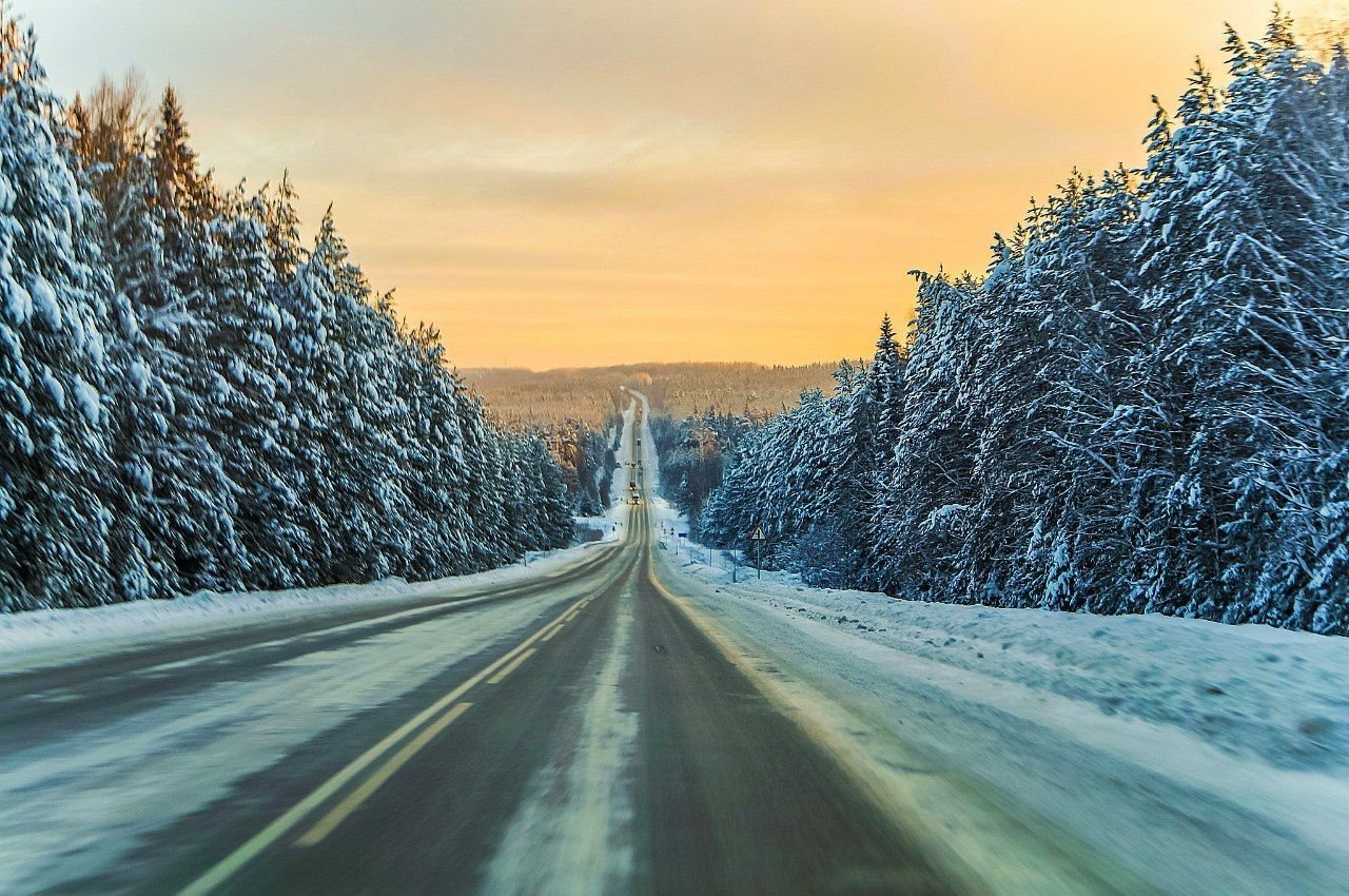 Тема зимней дороги. Зима дорога. Заснеженная дорога. Зимняя трасса. Снег на дороге.