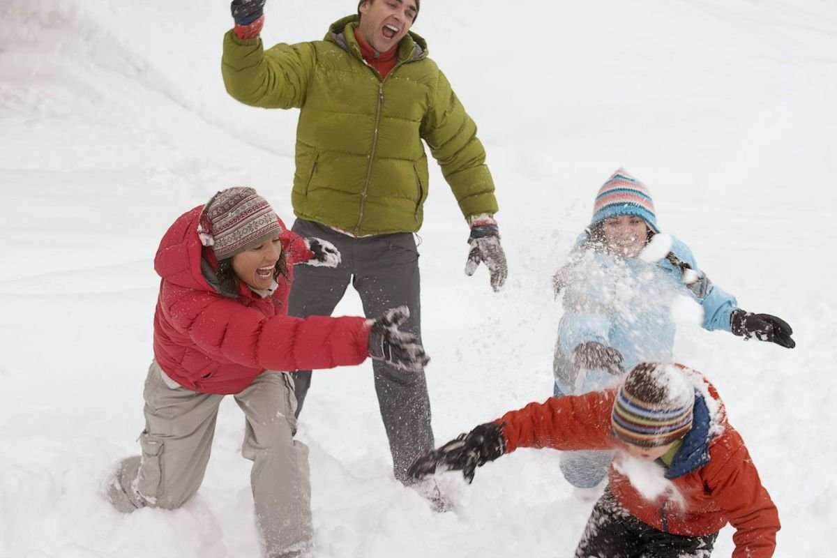 Играть в снежки кататься. Зимние семейные игры. Зимние игры для детей. Зимние игры на свежем воздухе. Зимние развлечения с семьей.
