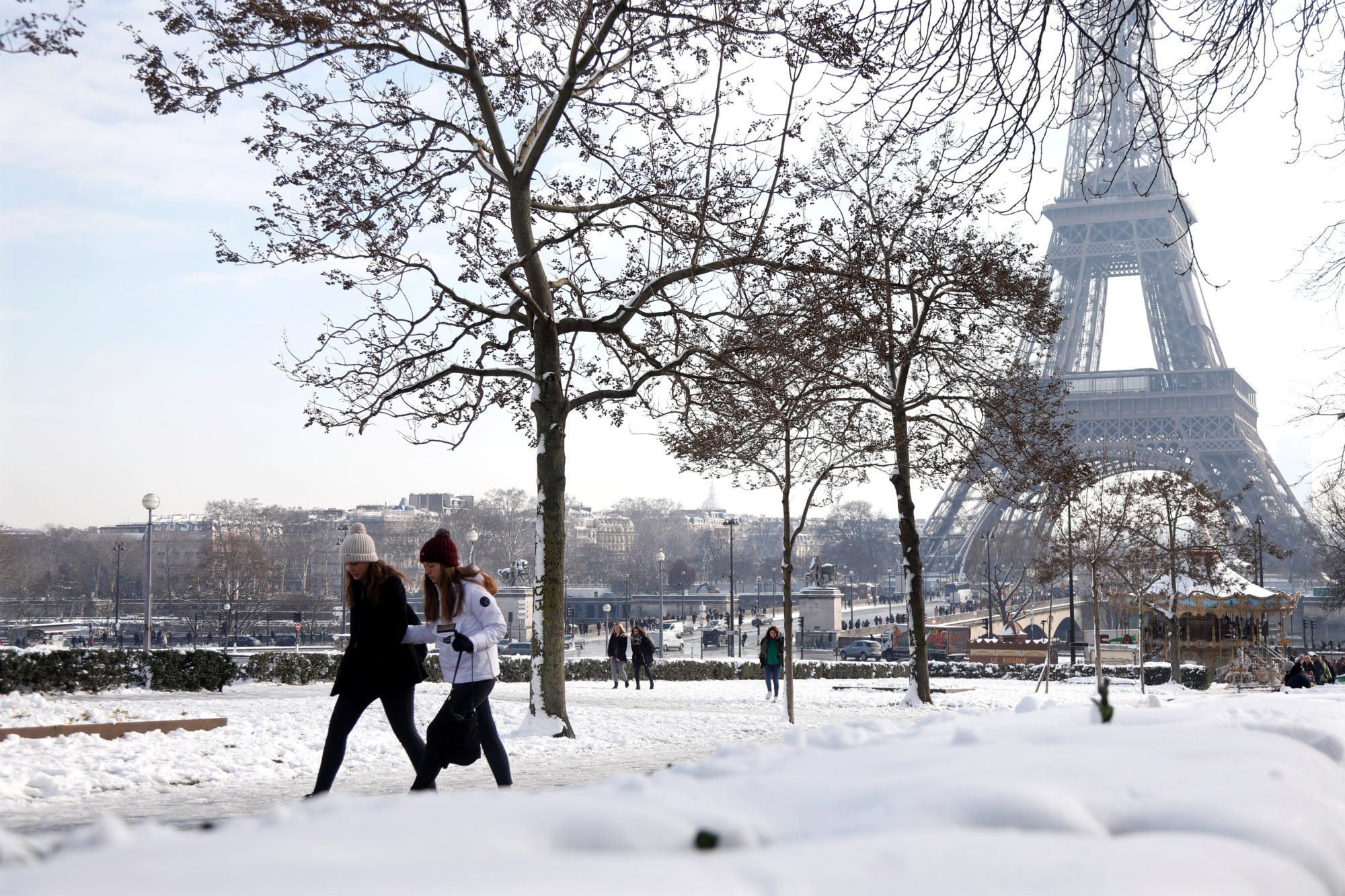 Погода в париже на 14 дней. Зимний Париж. Снег в Париже. Франция зимой. Эйфелева башня зимой.
