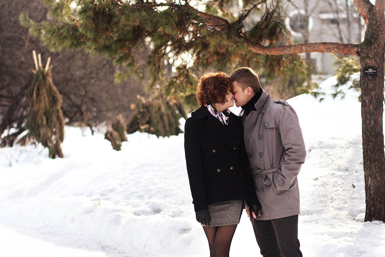 Соседская пара. Парень зимой. Свидание зимой. Влюбленные в зимнем лесу. Фотосессия пары зимой.