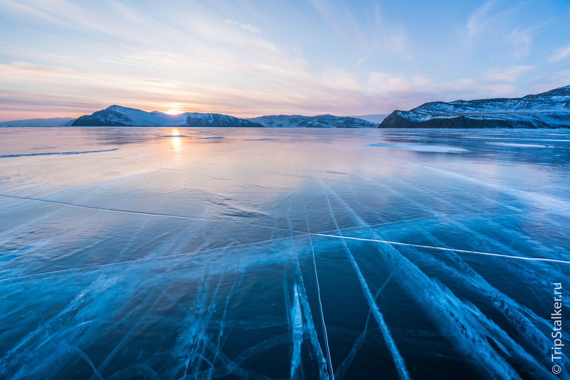 Голубое озеро байкал. Озеро Байкал лед. Замерзшее озеро Байкал. Озеро Байкал подо льдом. Голубой лед Байкала.