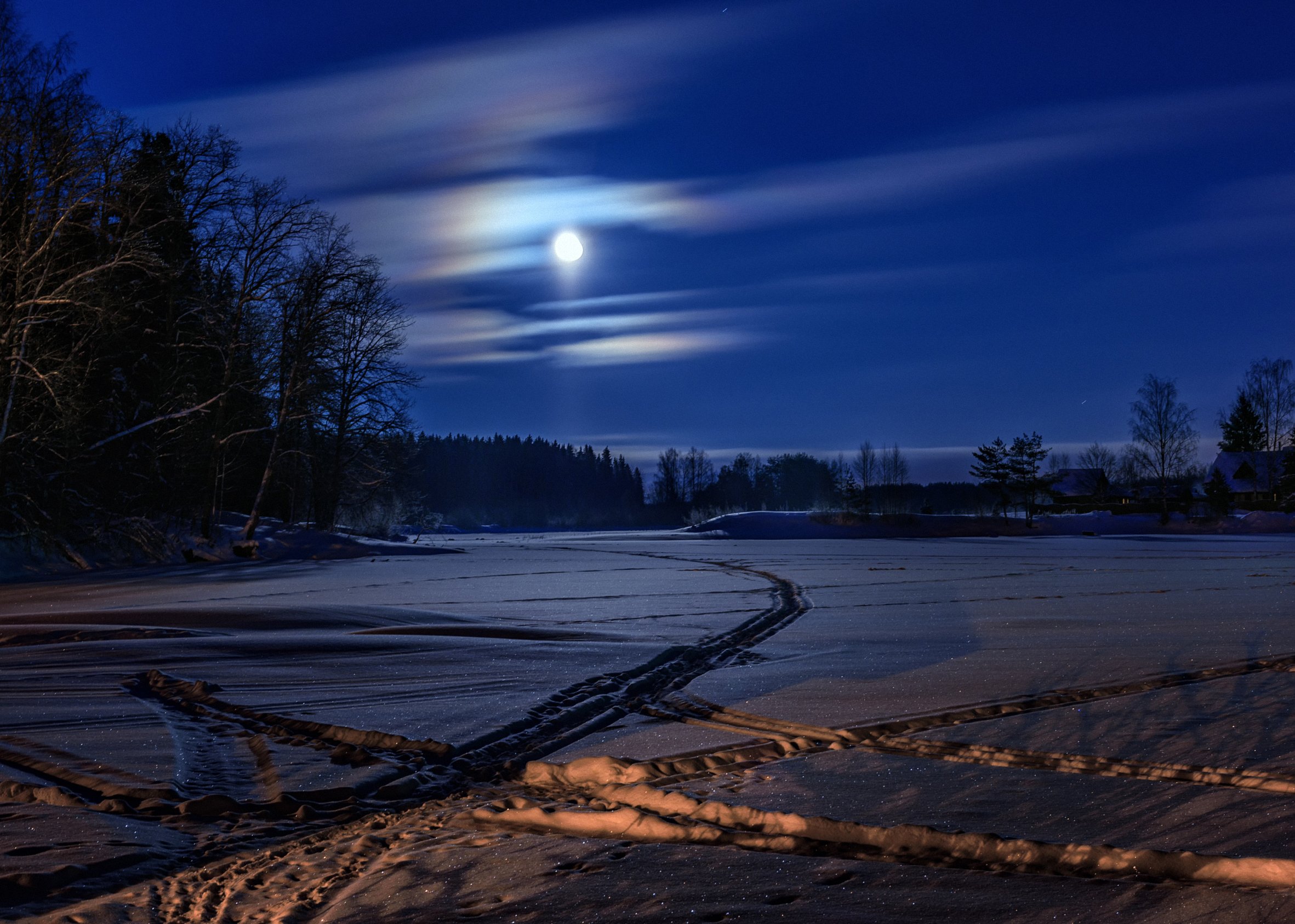 Луна зимой ночью. «Зимняя ночь в Томске» Капустина. Зимняя ночь. Зимний ночной пейзаж. Лунная ночь.