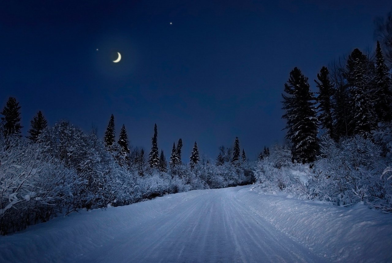 Луна зимой ночью. Зима ночь. Снежная дорога ночью. Зимний ночной пейзаж. Зима Луна.