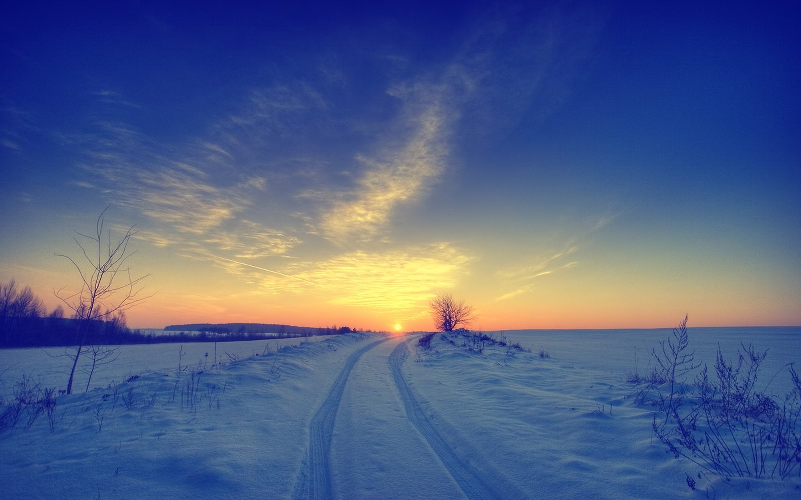 В морозные дни солнце восходит в тяжелом. Небо зимой. Зимний закат. Поле зимой. Солнце зимой.