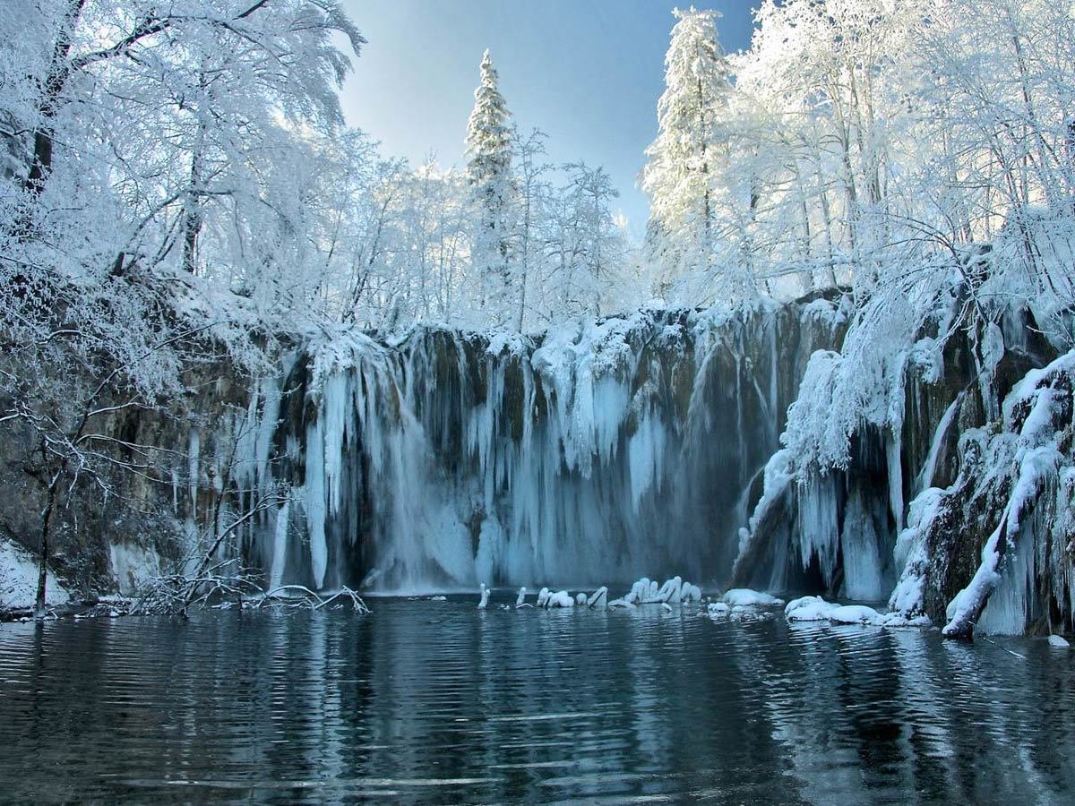 Зима фото водопад. Плитвицкие озёра водопады. Плитвицкие озёра Хорватия зимой. Замерзший водопад Abiqua, Орегон США. Замерзший водопад Фенг.