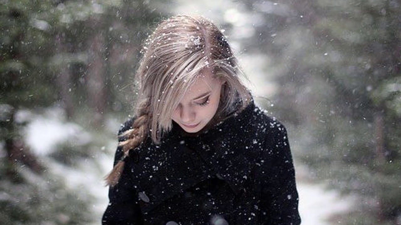 Грусть зимой. Девушка под снегом. Девушка зима. Блондинка зима. Девочка зимой.