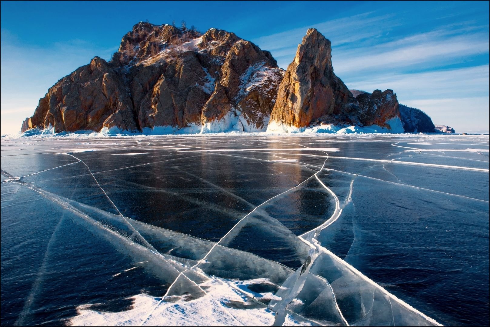 Прозрачный лед озера. Зимний Байкал мыс Хобой. Мыс Хобой зимой. Ольхон Байкал лед. Озеро Ольхон на Байкале зимой.