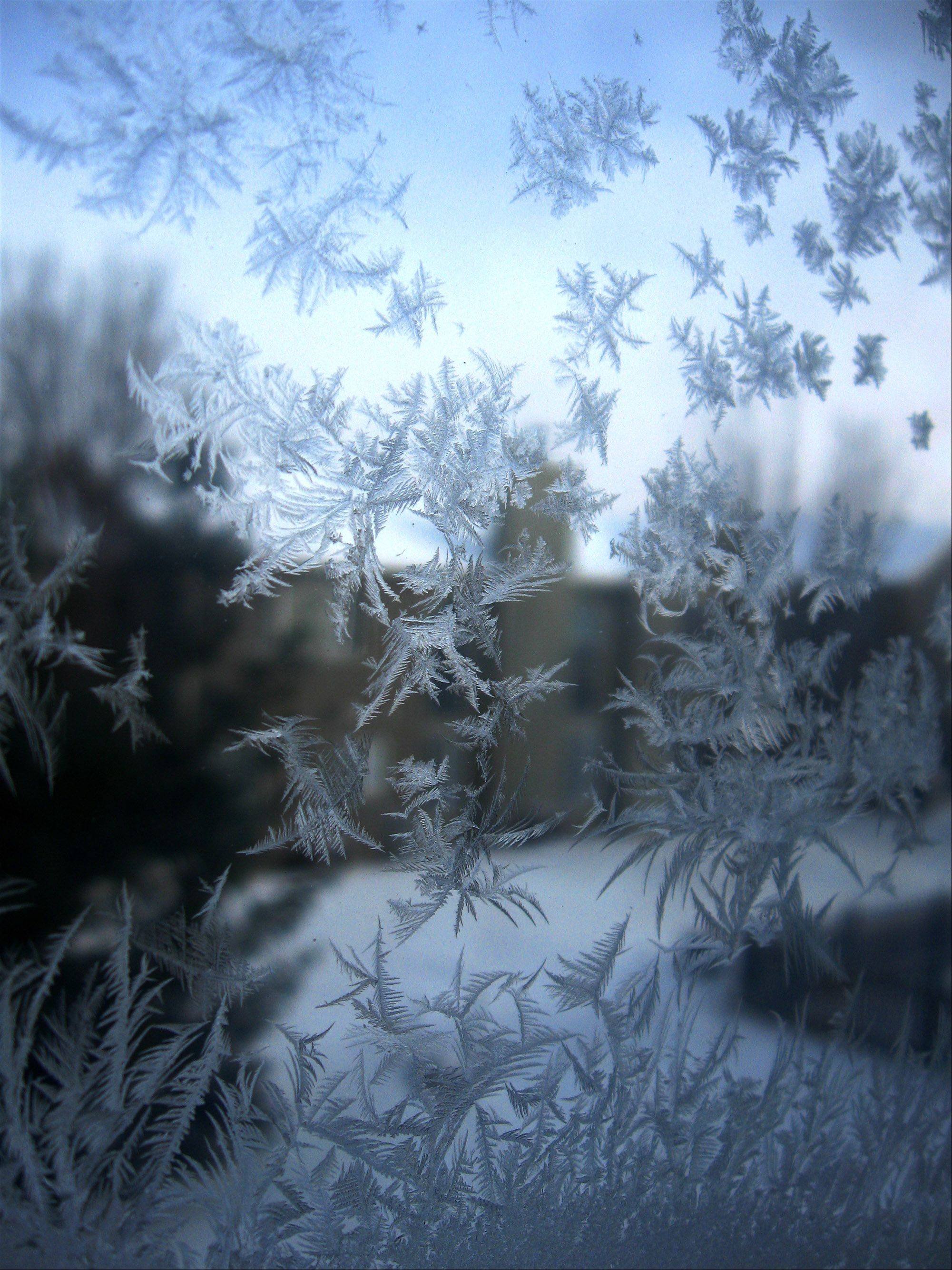 Мороз рисует на стекле узоры. Мороз на окне. Морозные узоры на окне. Иней на окне. Морозные узоры на стекле.