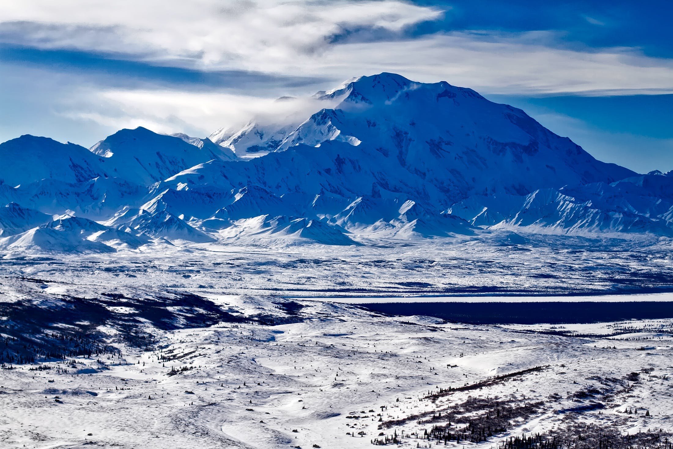 Горный сток. Аляска гора Денали. Гора Мак Кинли. Парк Денали зимой Аляска. Ландшафты Аляски.