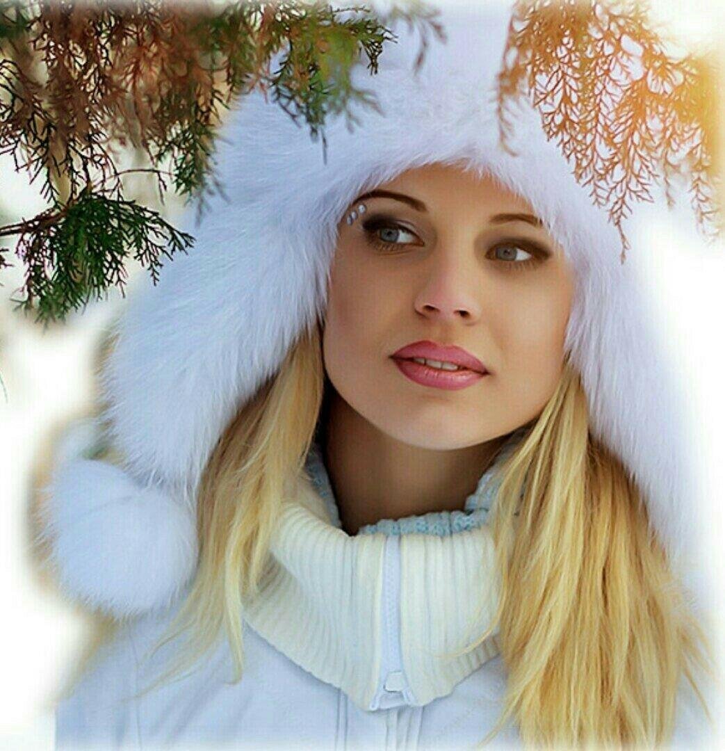 Блондинка в шапке зимой - 44 фото