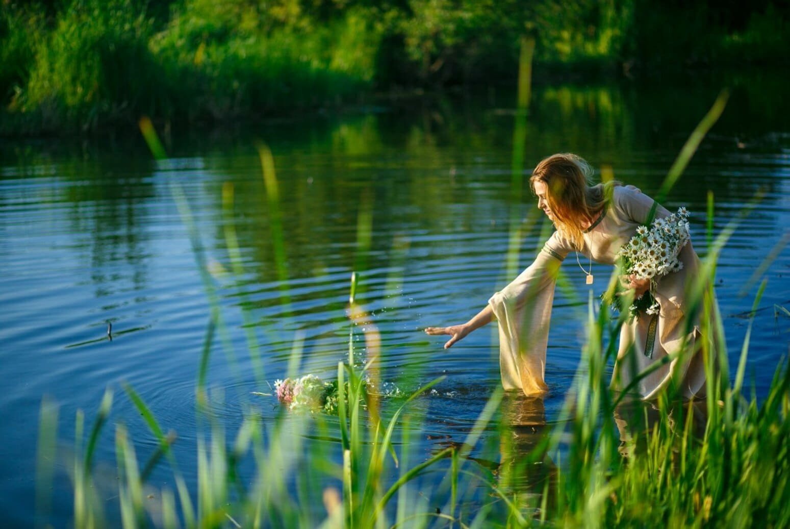 Она плавала в озере. Фотосессия на озере. Девушка у реки. Фотосессия в воде. Фотосессия у реки.