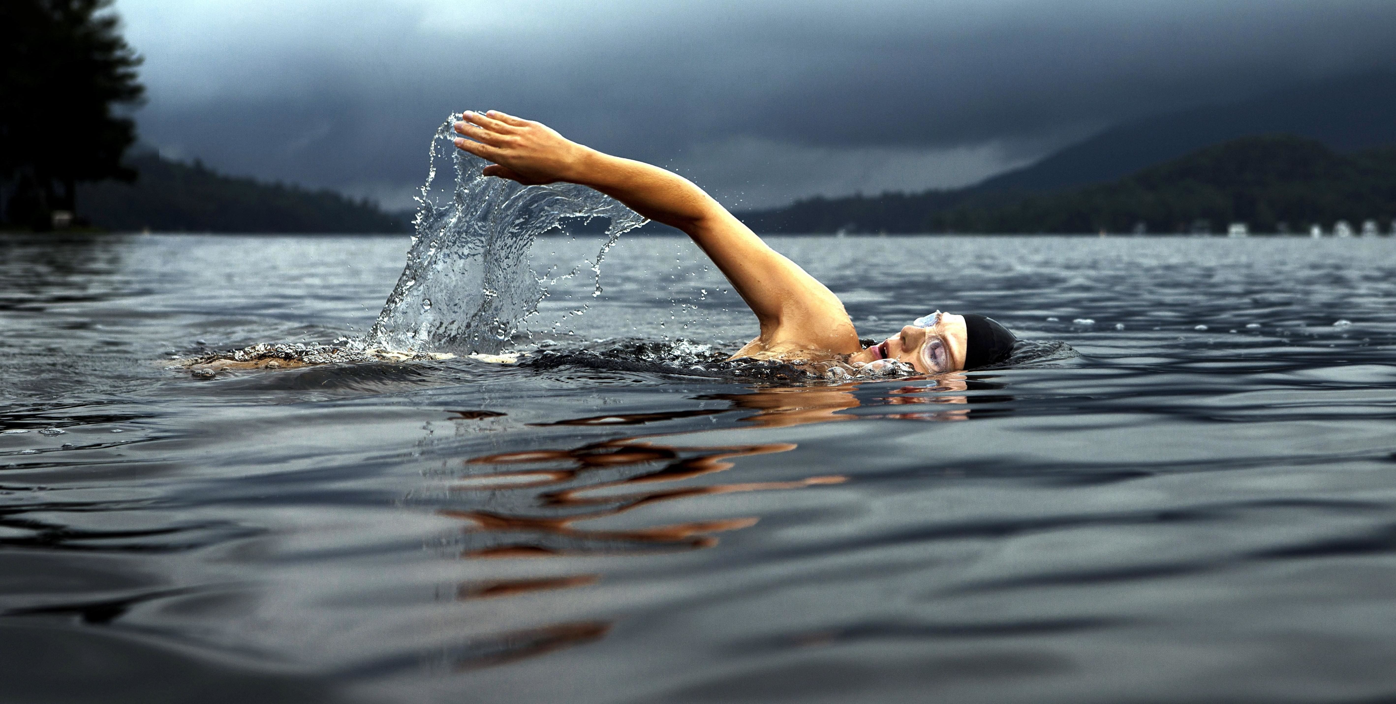 Подъем человека из воды. Человек плавает в море. Фотосессия у реки. Плавать в речке. Плавать в озере.