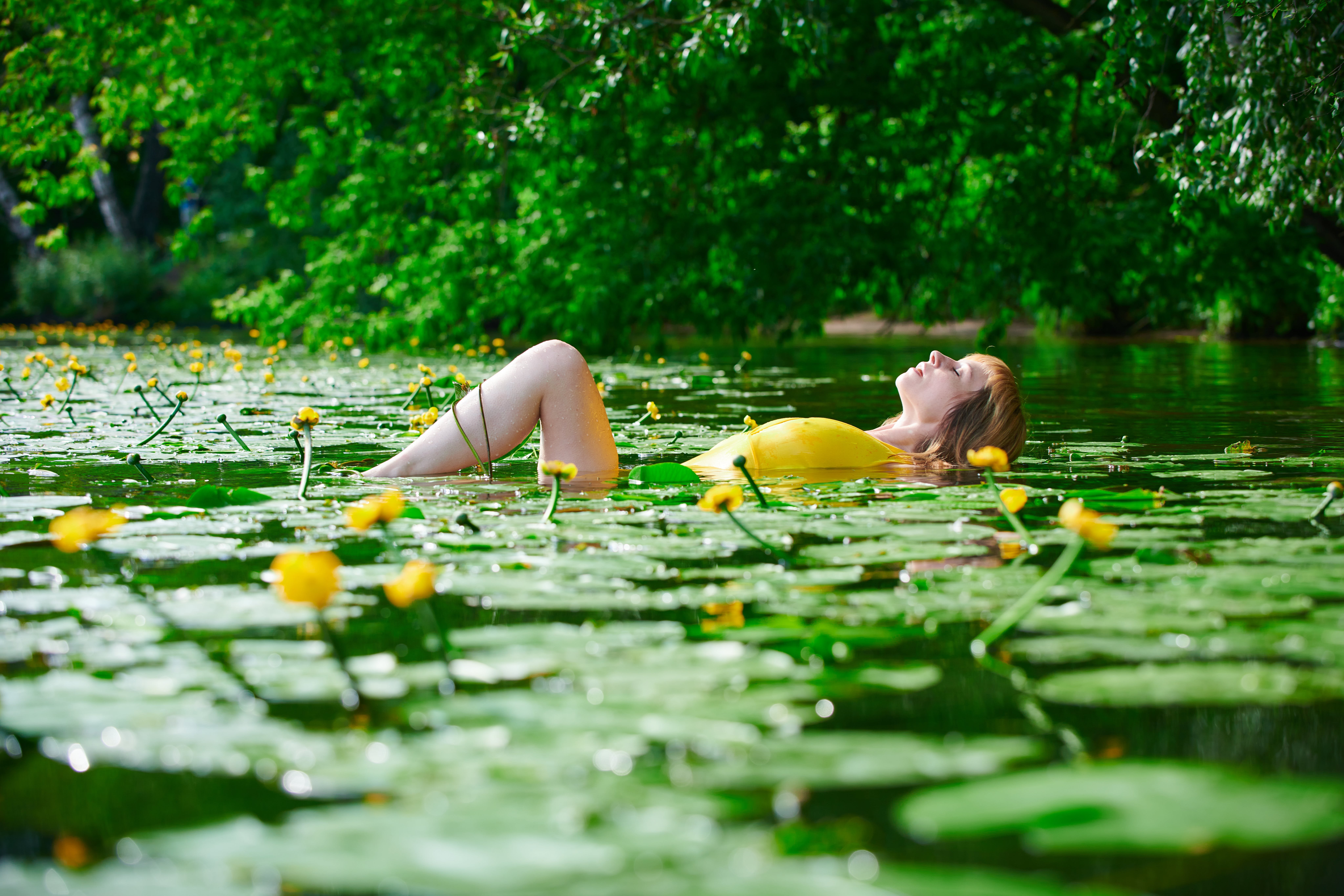 Зеленый купаться. Девушка у пруда. Девушка купается в пруду. Купаться в озере. Девочки купаются в озере.