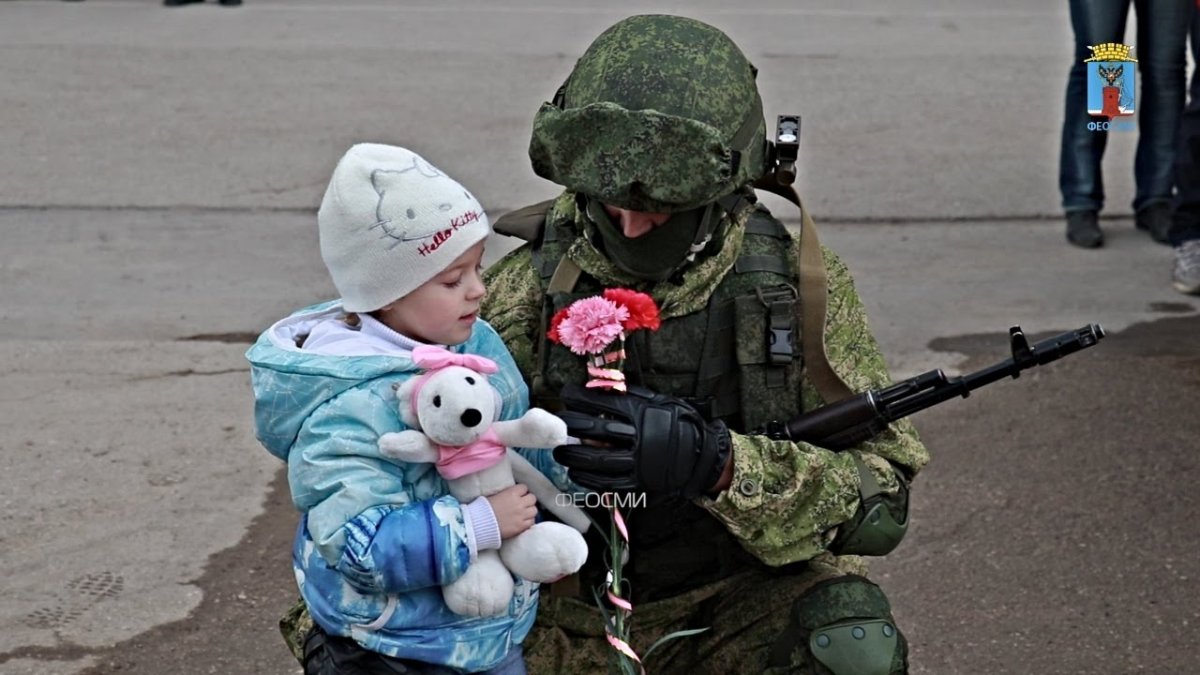 Российский солдат с ребенком