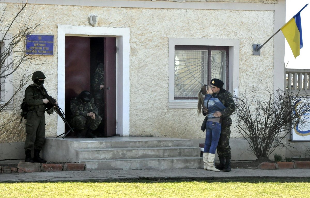 Украинские солдаты целуются