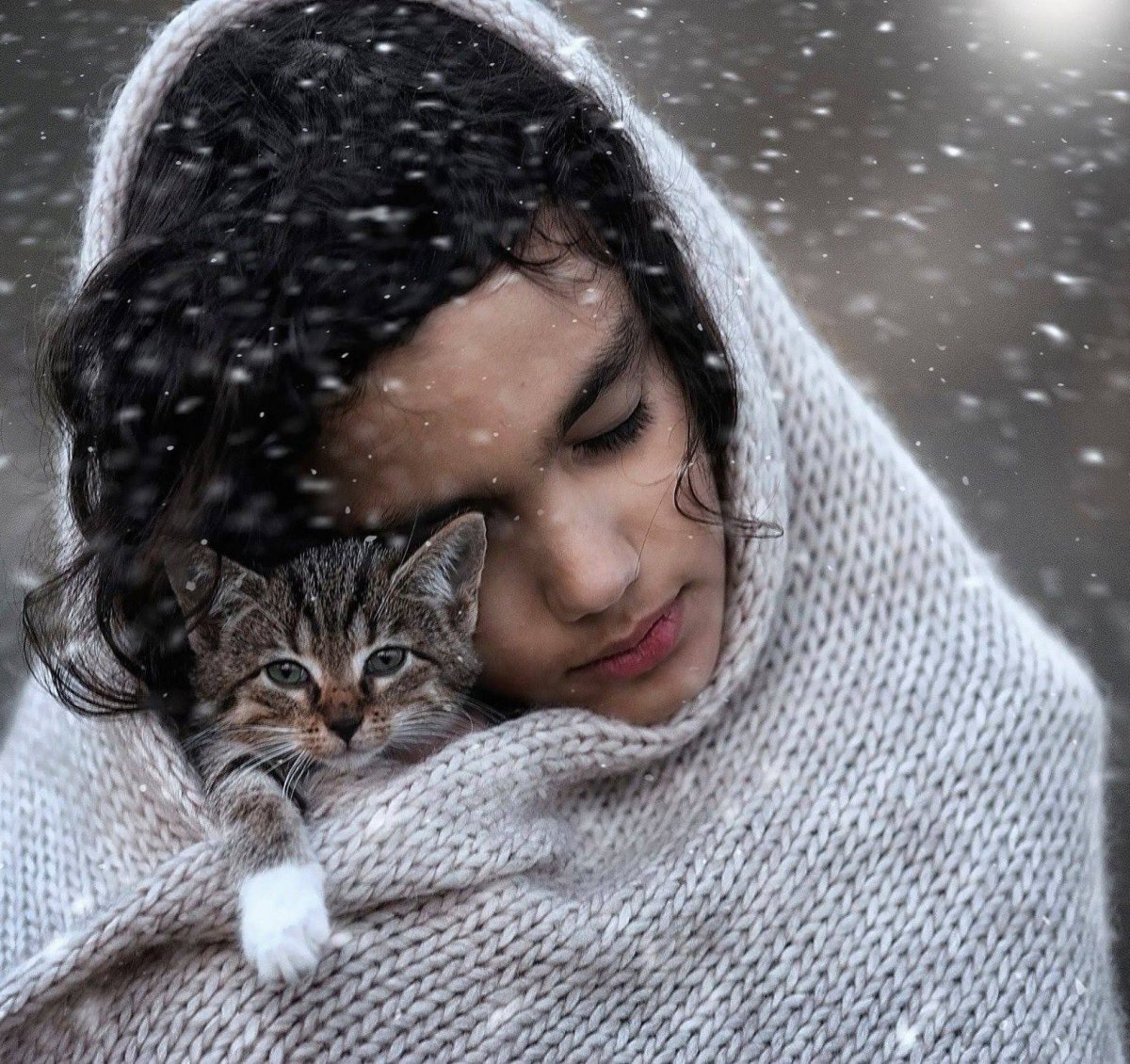 Девочка с котом зимой