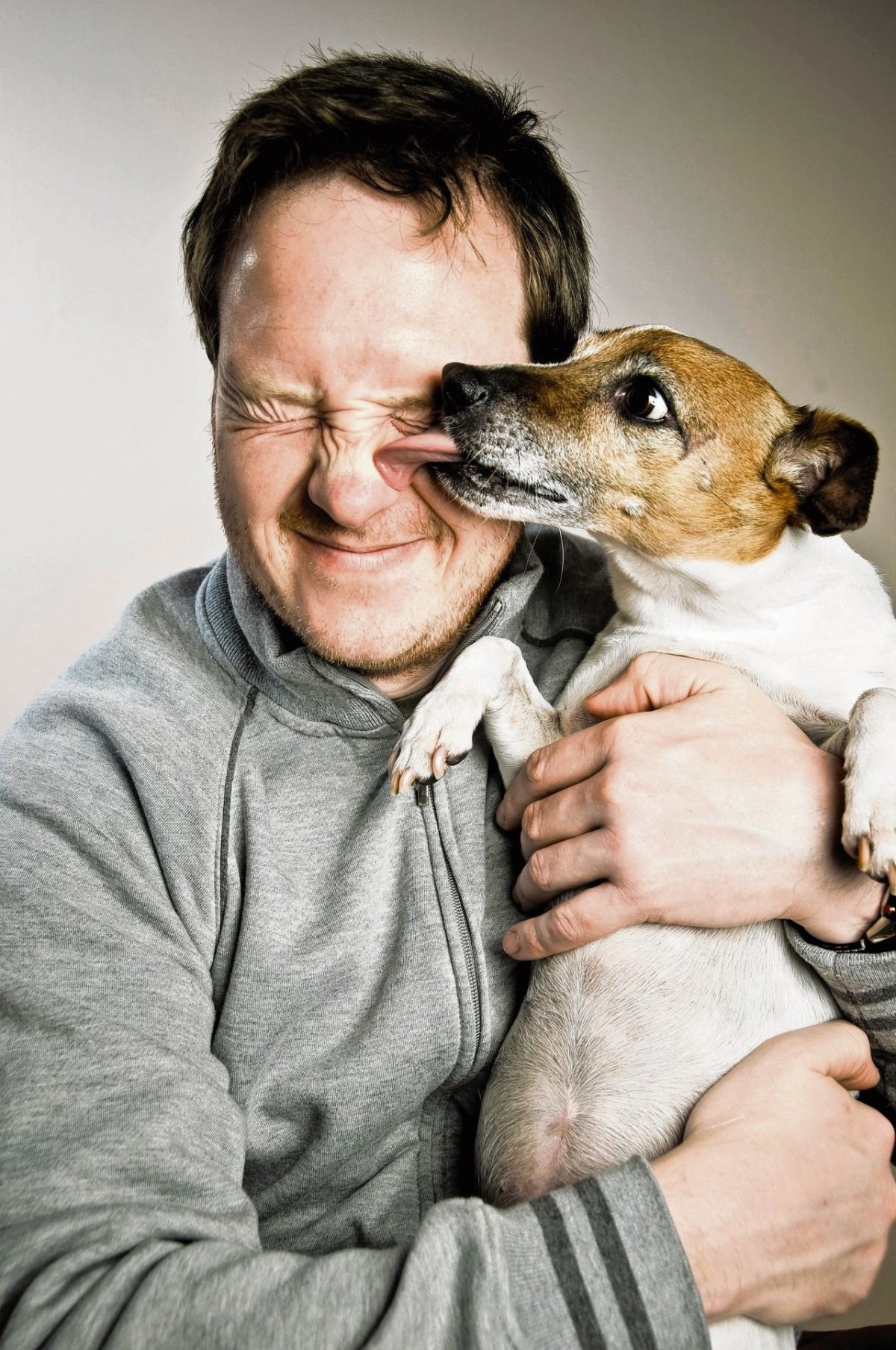 Человек с собакой на руках