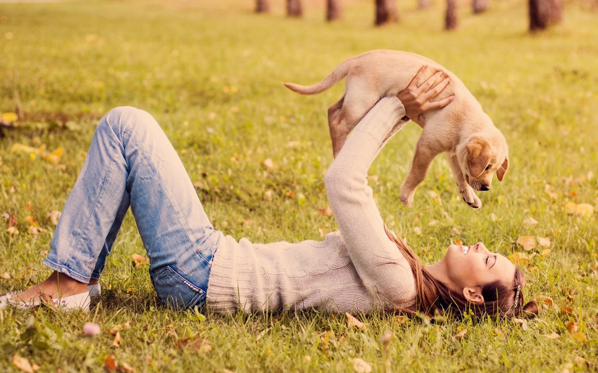 Человек с собакой на руках