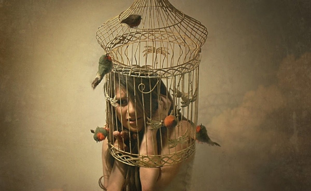 Женщина в клетке