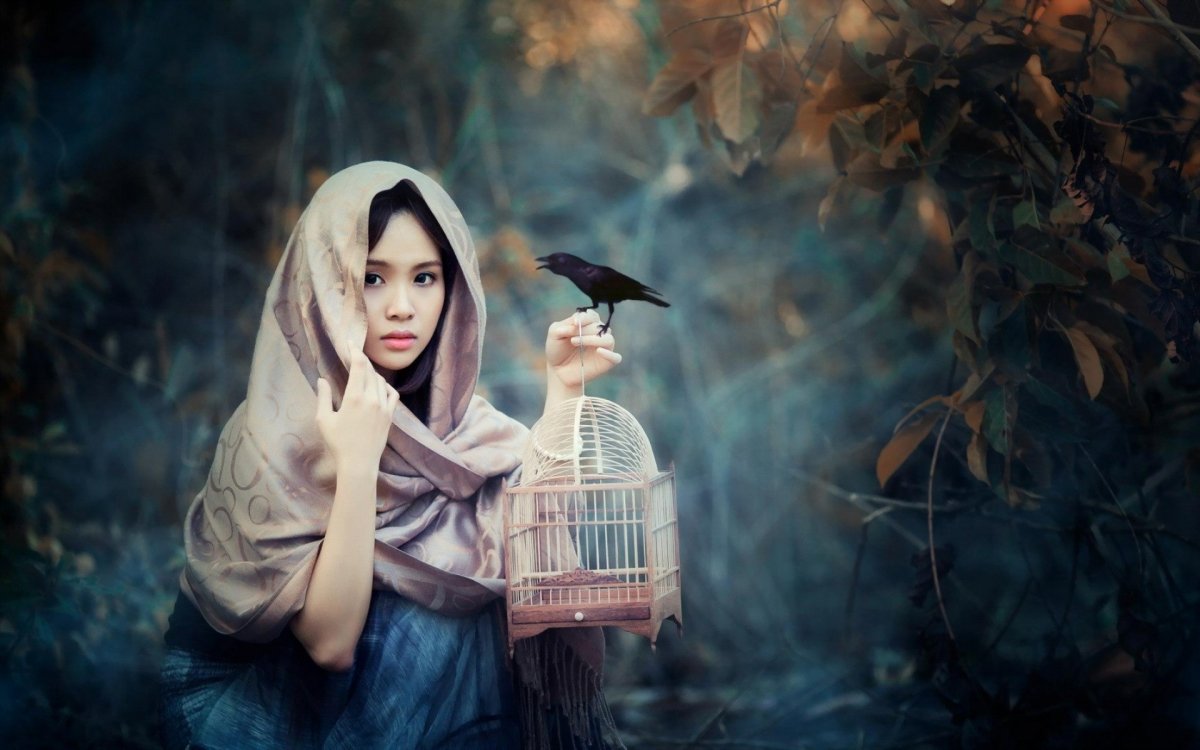 Девушка с клеткой в руках