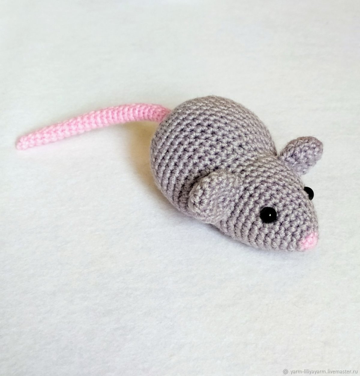Вязаная игрушка мышь