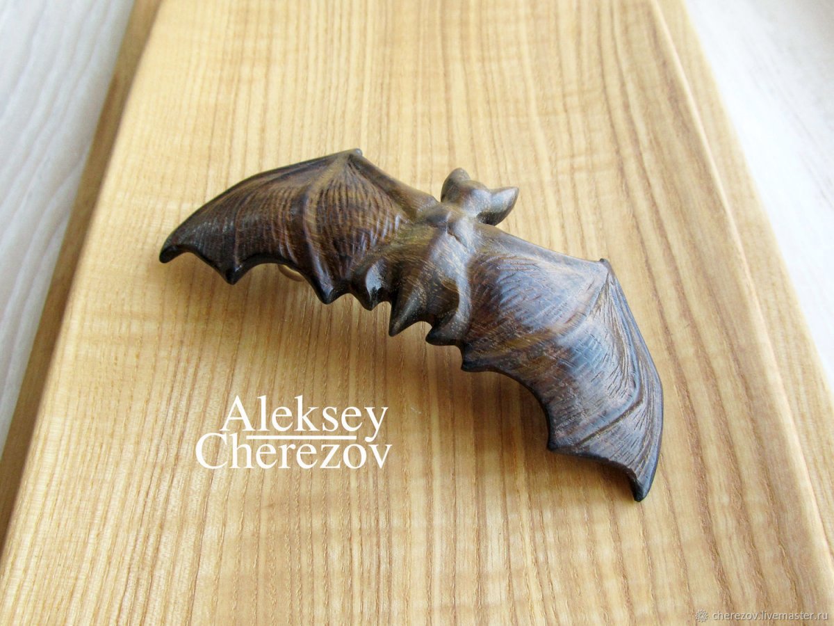 Летучая мышь из дерева