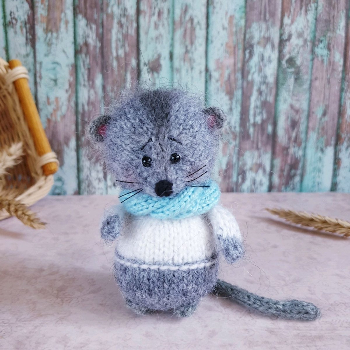 Мышь пушистая вязаная