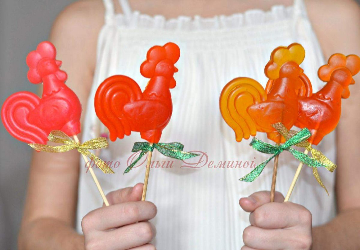 Сахарный петушок на палочке