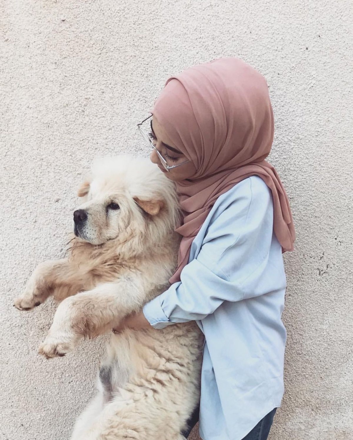 Девушка в хиджабе с кошкой