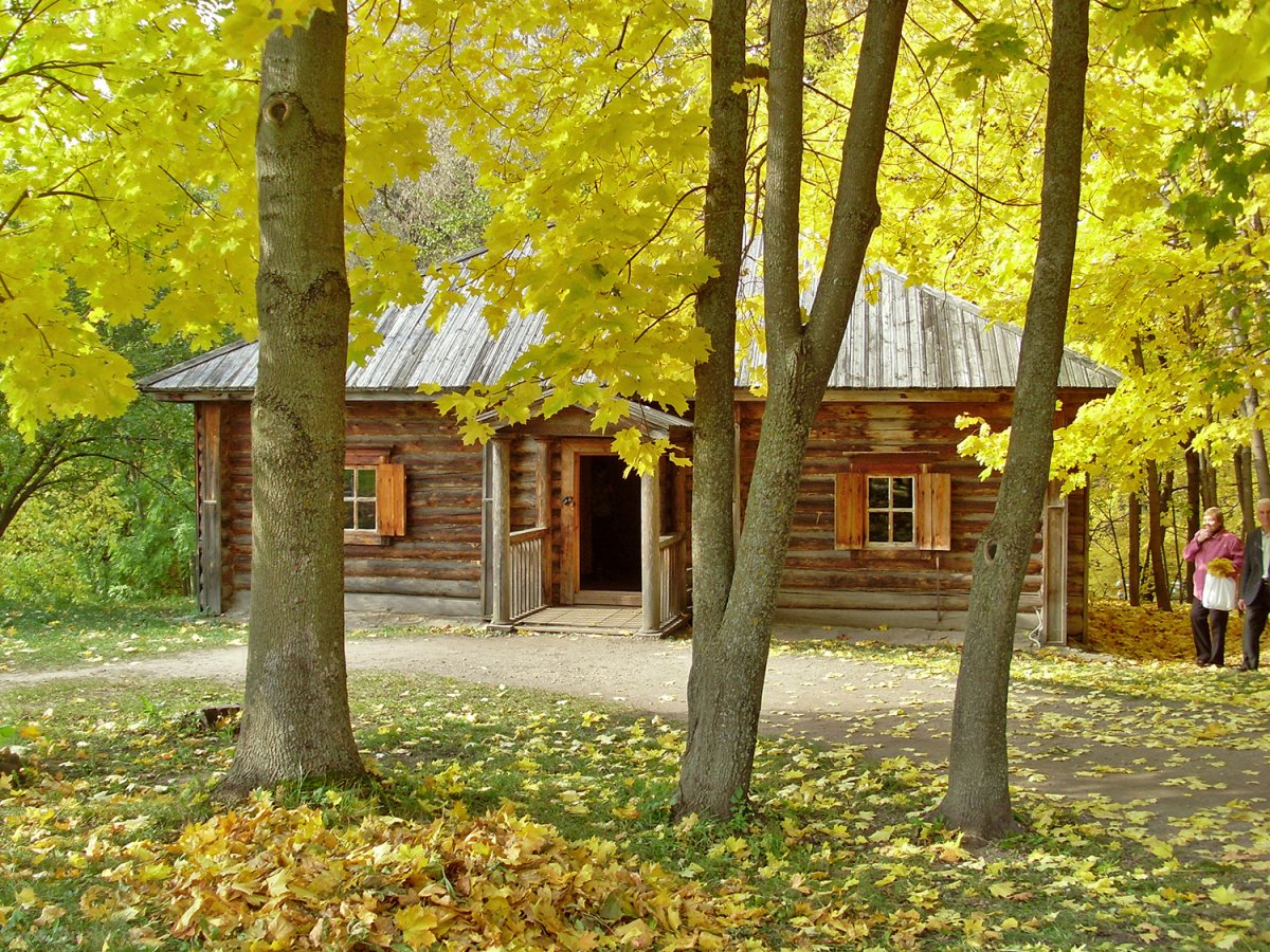 Дом Пушкина в Болдино осенью