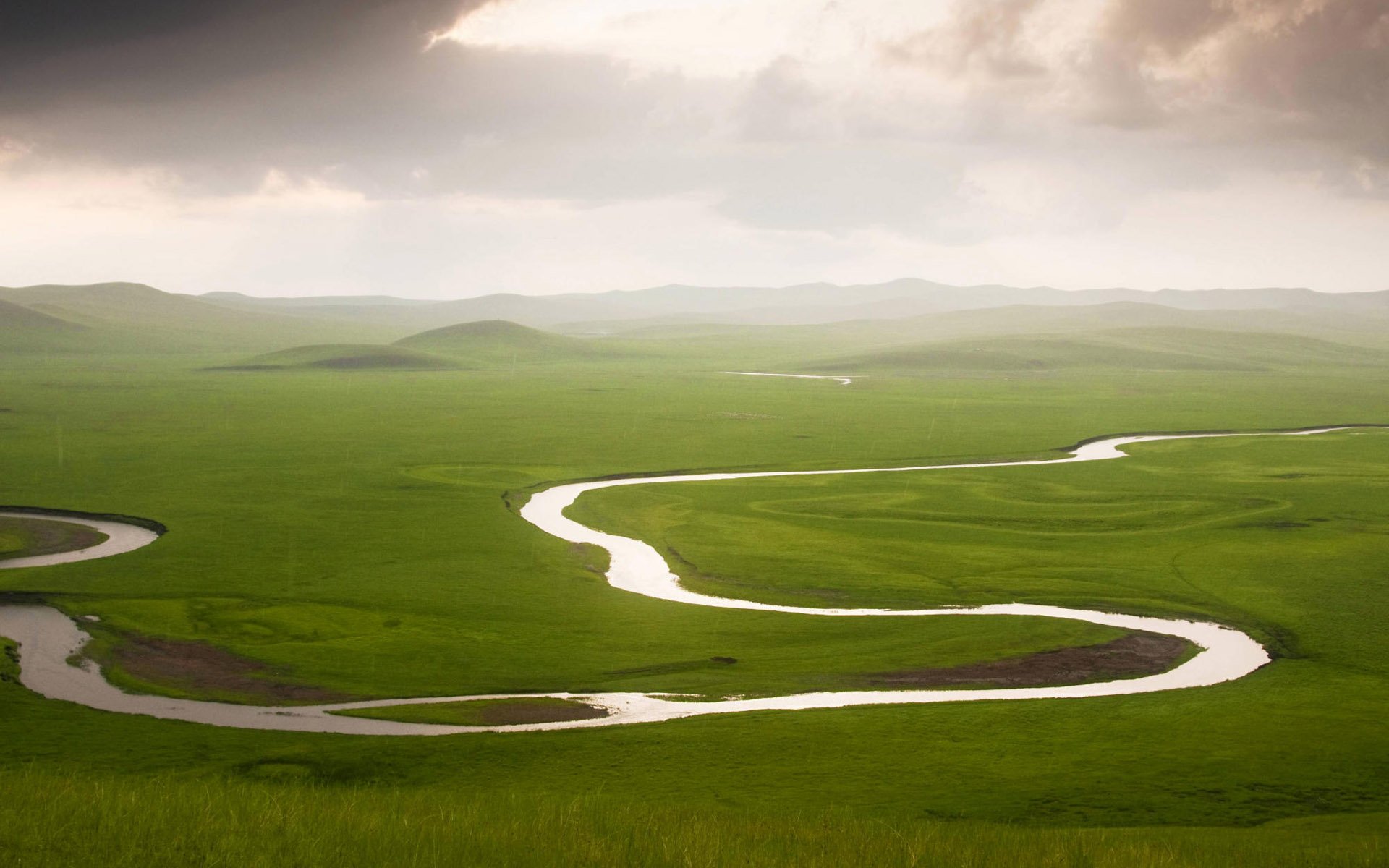 В долине реки по жили. Дуглас Престон Извилистая река. Монголия Долина озер. Долина равнинной реки. Ландшафт Долина равнинной реки.
