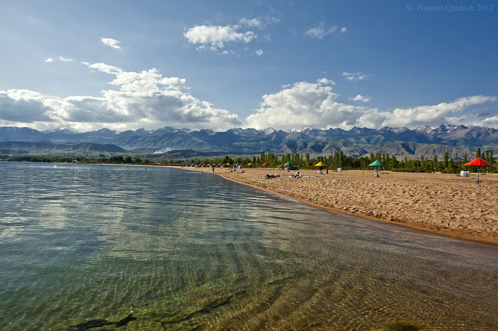 Рекреационные пляжи. Иссык-Куль Киргизия. Озеро Иссык-Куль Киргизия. Природа Киргизии Иссык Куль. Киргизия озеро Исыккуль.