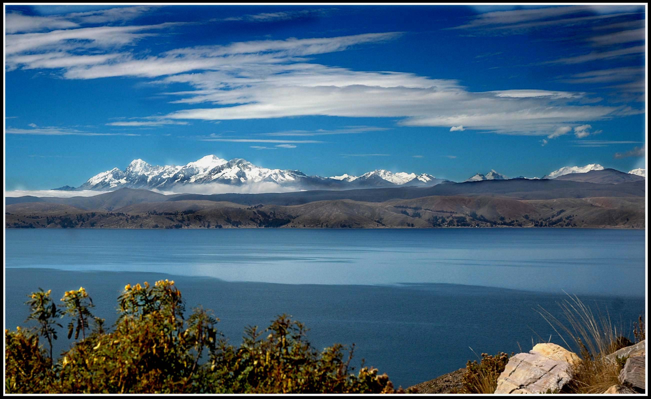 Озеро титикака в южной америке. Боливия озеро Титикака. Озеро Титикака Перу. Высокогорное озеро Титикака. Анды Титикака.