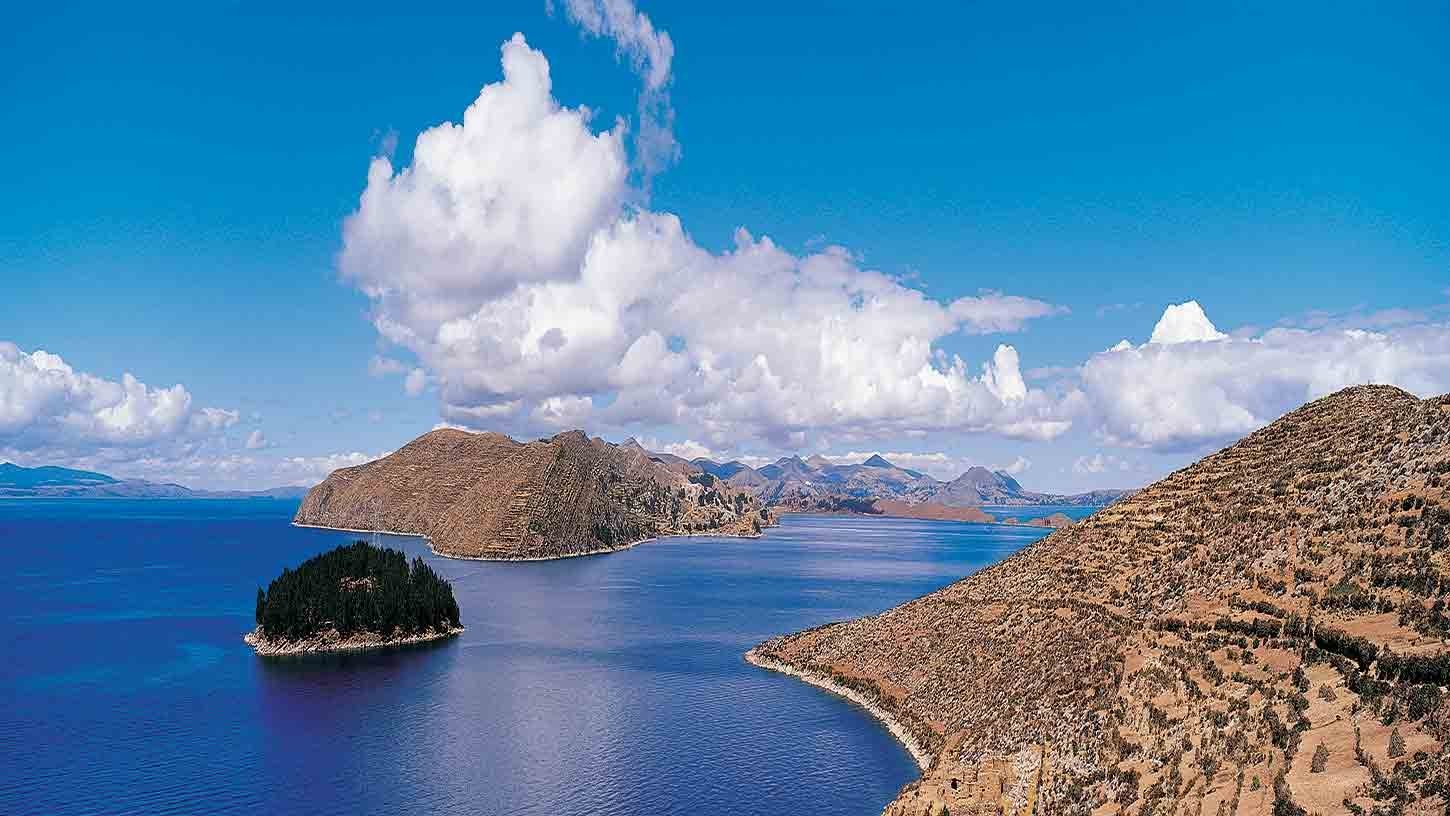 На каком материке расположено самое высокогорное озеро. Озеро Титикака Перу. Южная Америка озеро Титикака. Боливия озеро Титикака. Озеро в Латинской Америке Титикака.