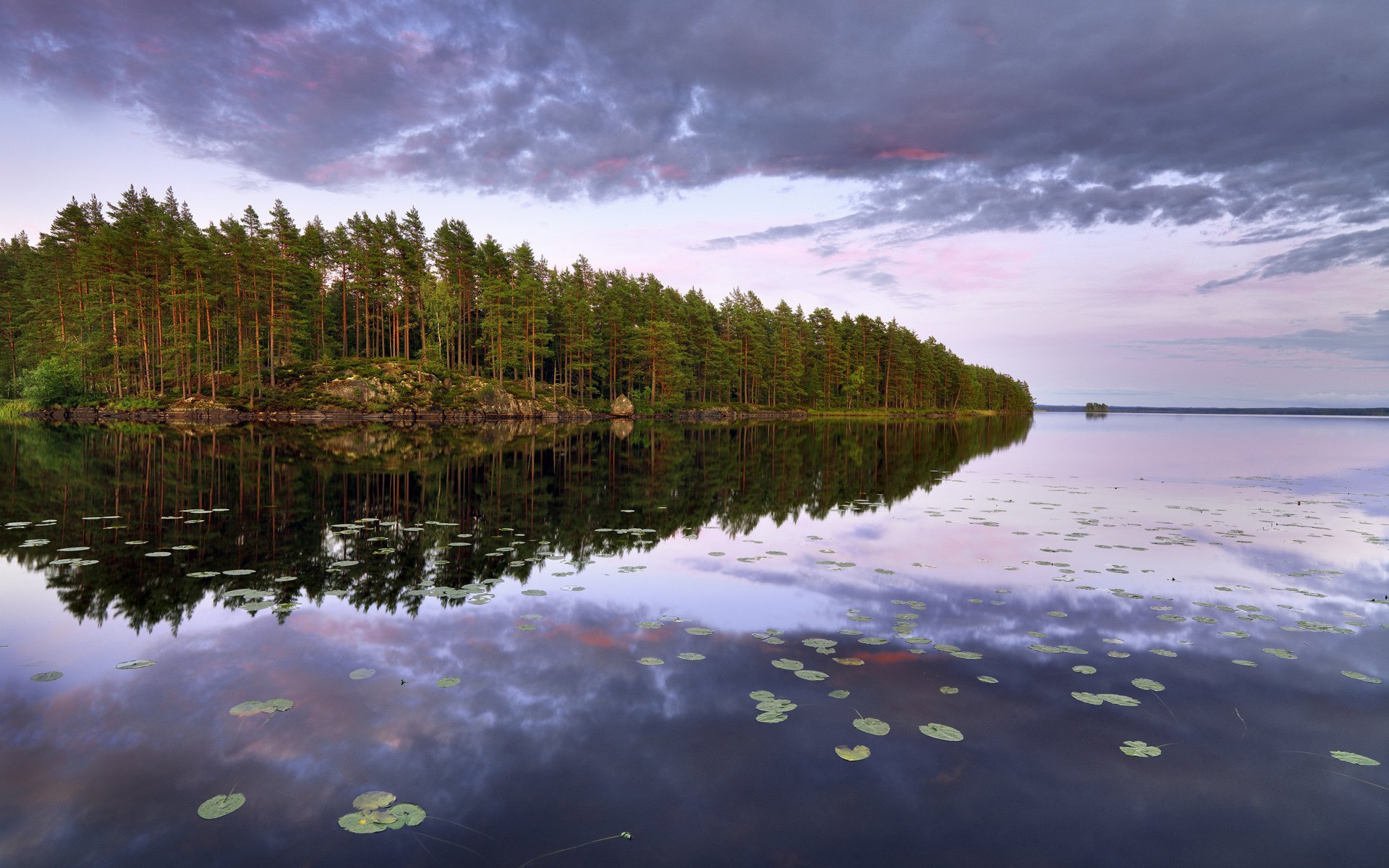 Озеро д остров. Озеро БОЛЬМЕН Швеция. Озеро Оснен Швеция. Озеро Меларен Швеция. Озеро Турнетреск Швеция.
